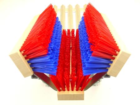 Fußabtreter mit roter Bodenbürste und blau-roten Seitenbürsten