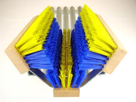 Fußabtreter mit blau-gelb-blauer Bodenbürste und blau-gelben Seitenbürsten