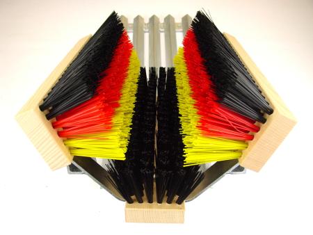Fußabtreter mit schwarzer Bodenbürste und schwarz-rot-gelben Seitenbürsten