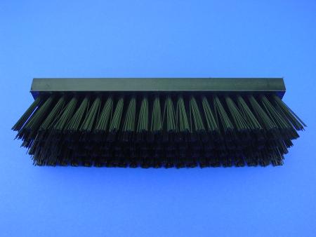 Fußabtreter mit schwarzer Bodenbürste und schwarzen Seitenbürsten und Wasseranschluss