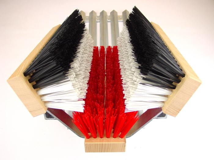 Fußabtreter mit roter Bodenbürste und weiß-schwarzen Seitenbürsten
