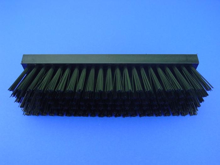 Fußabtreter mit schwarzer Bodenbürste und schwarzen Seitenbürsten und Wasseranschluss